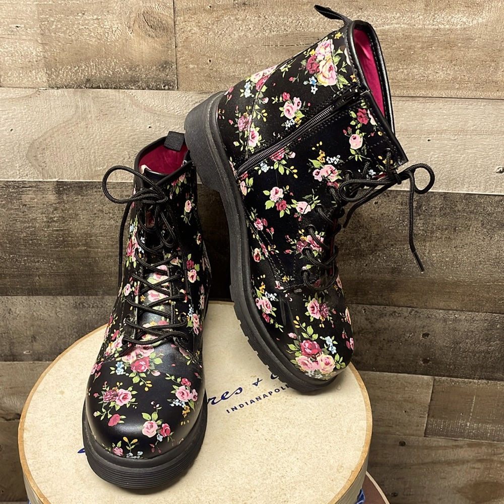 Target Cherokee Floral Combat Boots 6